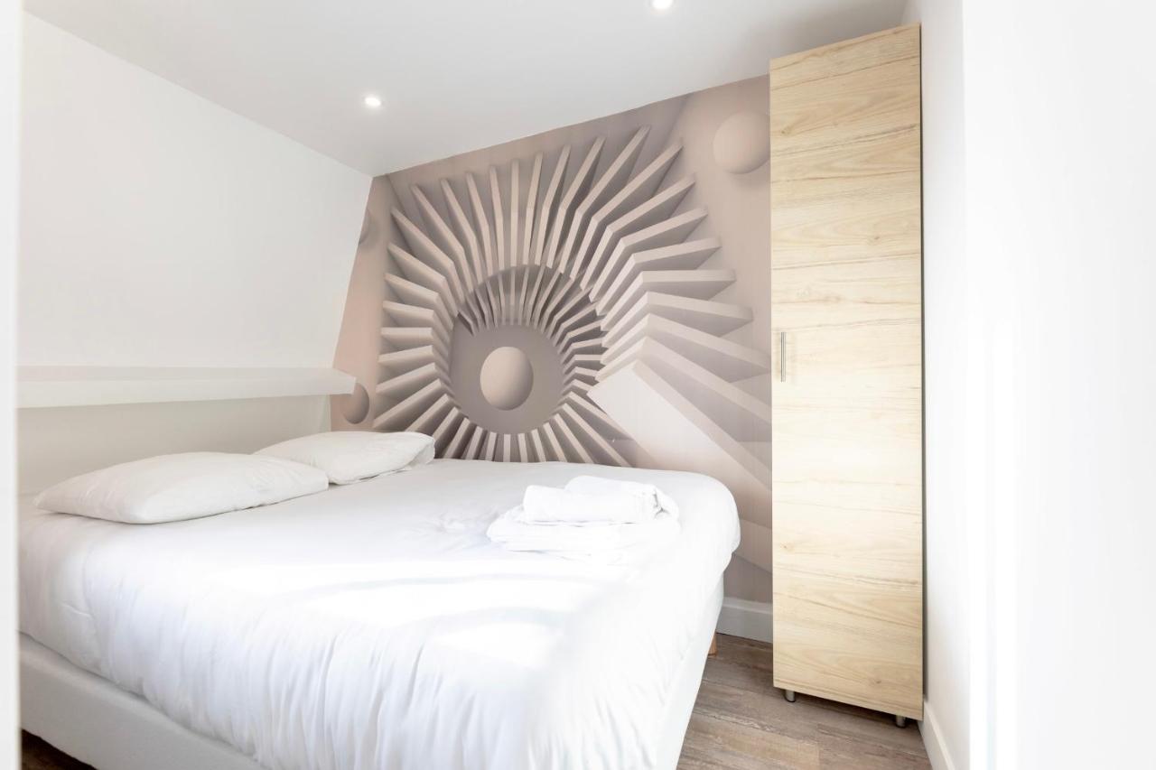 Amazing Apartment Under The Roof In Paris 8Th Exterior photo